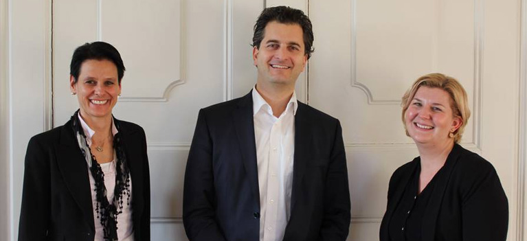 Dr. Markus Gramann mit den frischgebackenen Absolventinnen des Universitätslehrgangs "Akademischer Immobilienmanager" Dr. Barbara Borns und Petra Wieser, MA (v.l.n.r.)