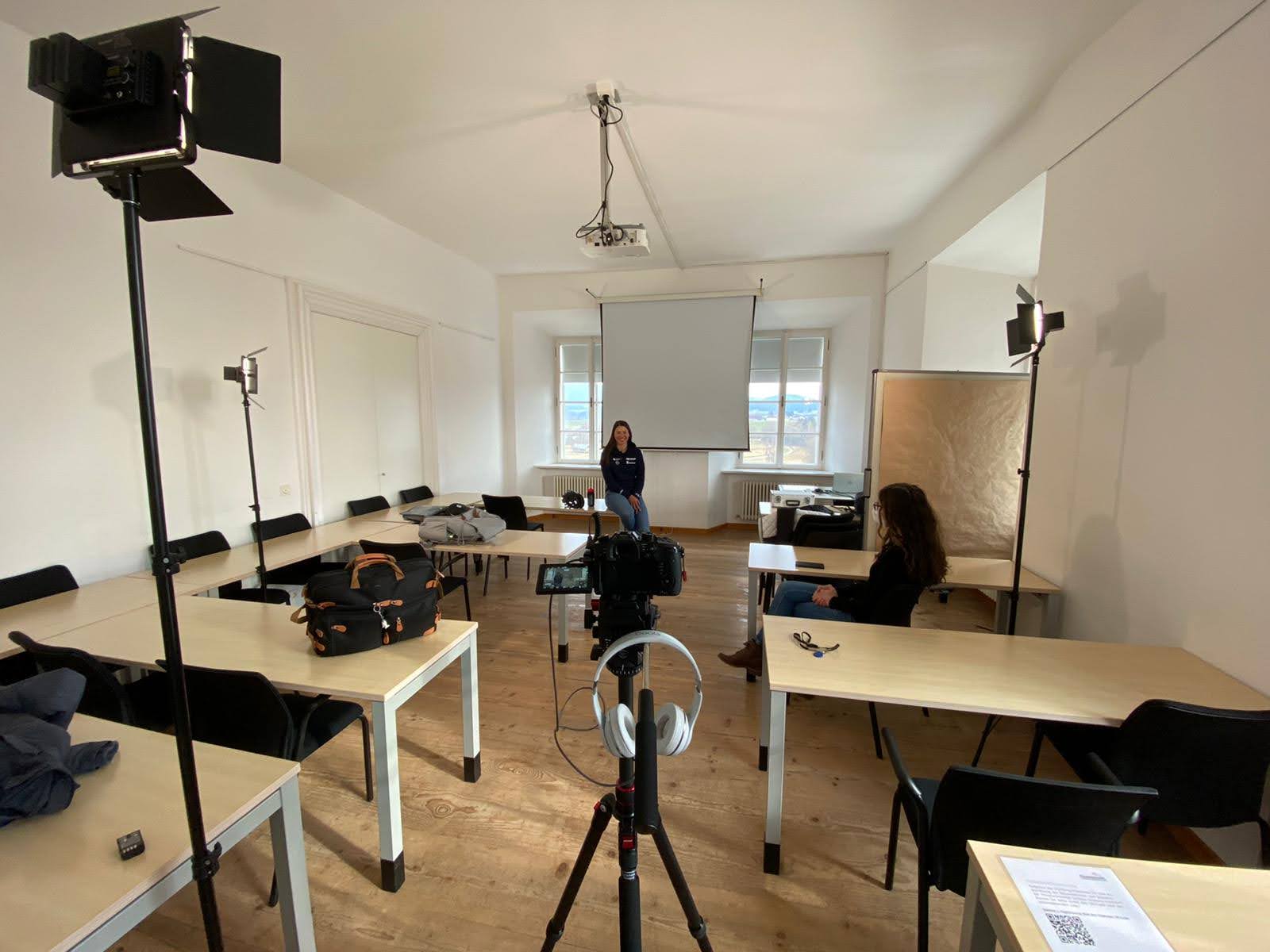 Videodreh in einem Seminarraum der Privatuniversität Schloss Seeburg.