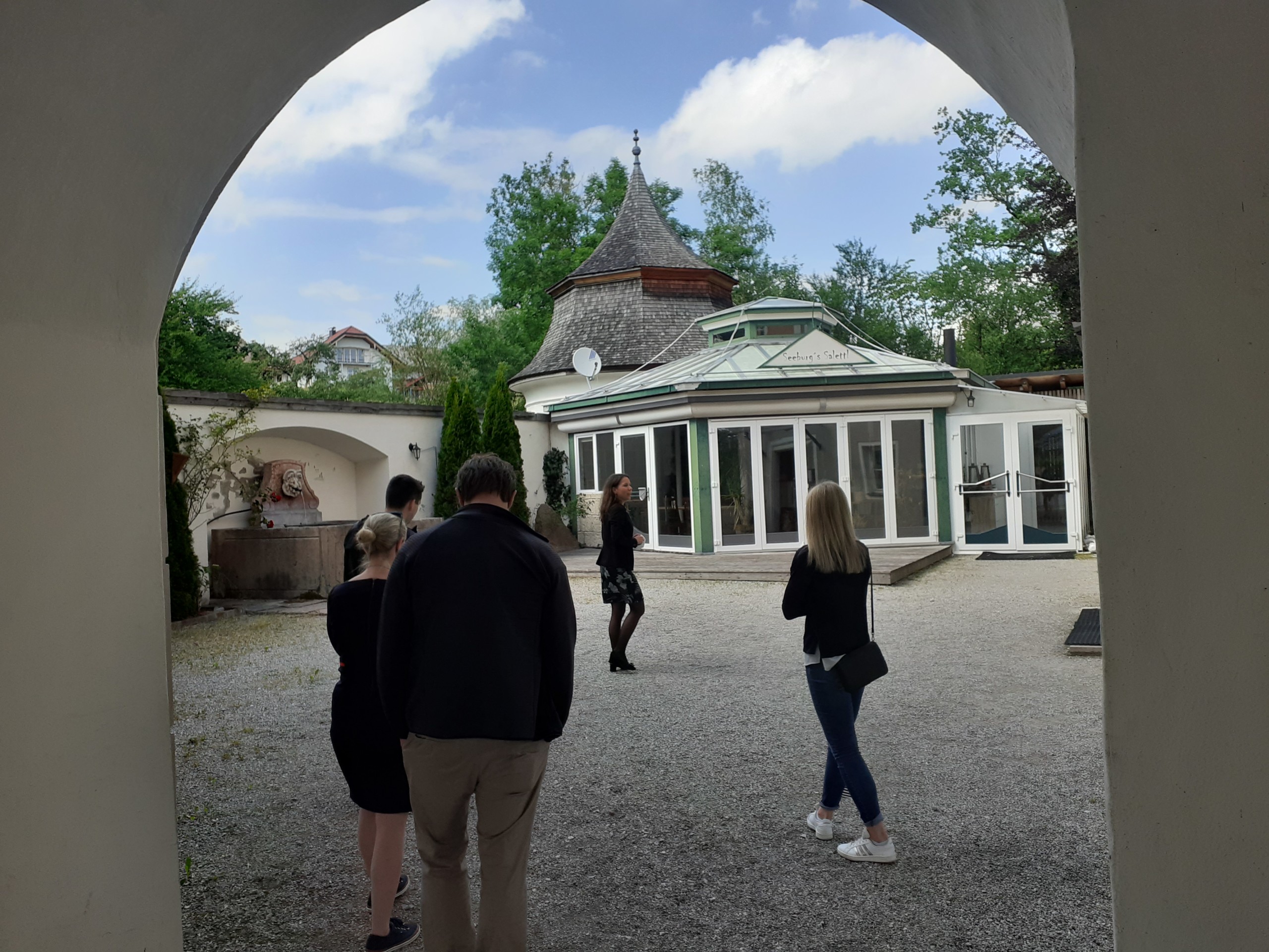 Die Studieninteressierten finden sich im Innenhof des Schloss Seeburgs ein.