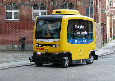 Ein vernetzt und autonomes Fahrzeug fährt in der Innenstadt.