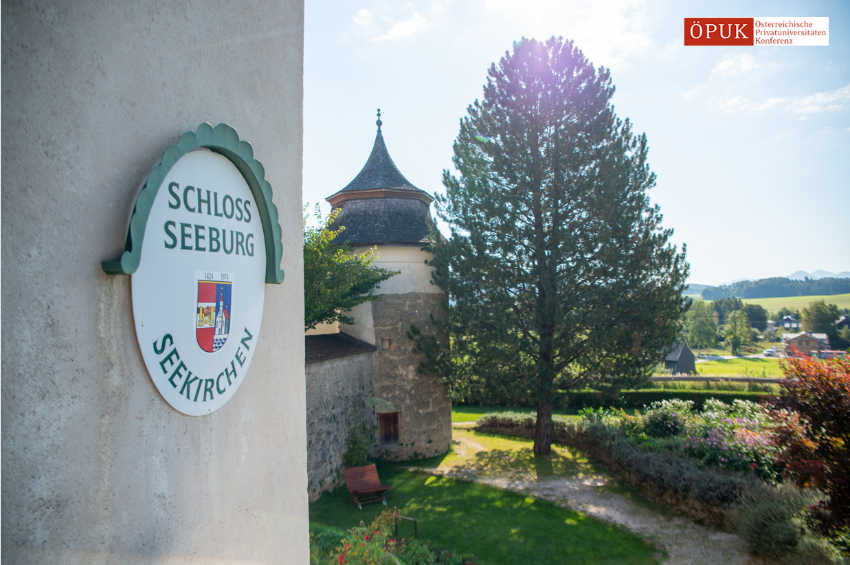 Ausblick vom Eingang der Privatuniversität Schloss Seeburg.