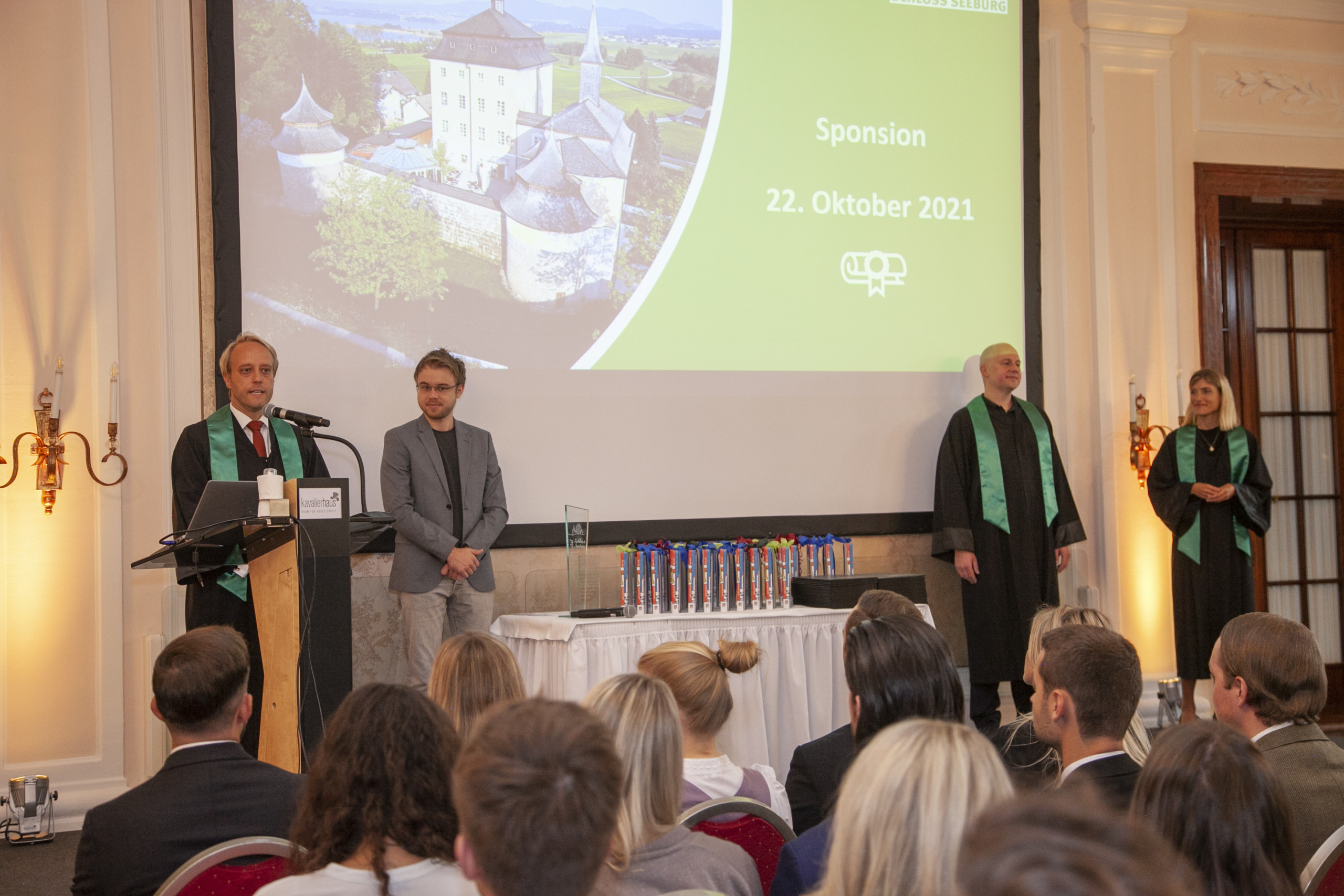 Univ.-Prof. Dr. Christoph Stöckmann richtet das Grußwort an die Absolventen der Privatuniversität Schloss Seeburg.