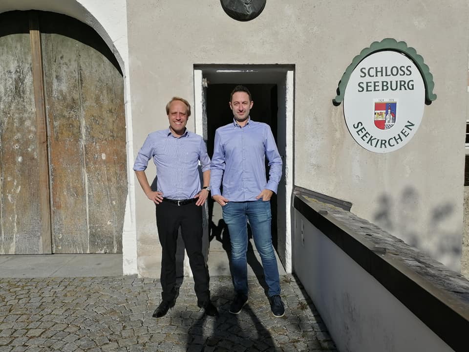 Prof. Dr. Dr. Sascha Kraus und Univ.-Prof. Dr. Christoph Stöckmann am Eingang der Privatuniversität Schloss Seeburg.