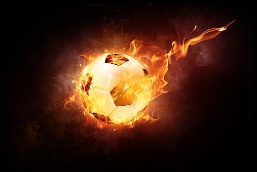 Ein brennender Fußball.