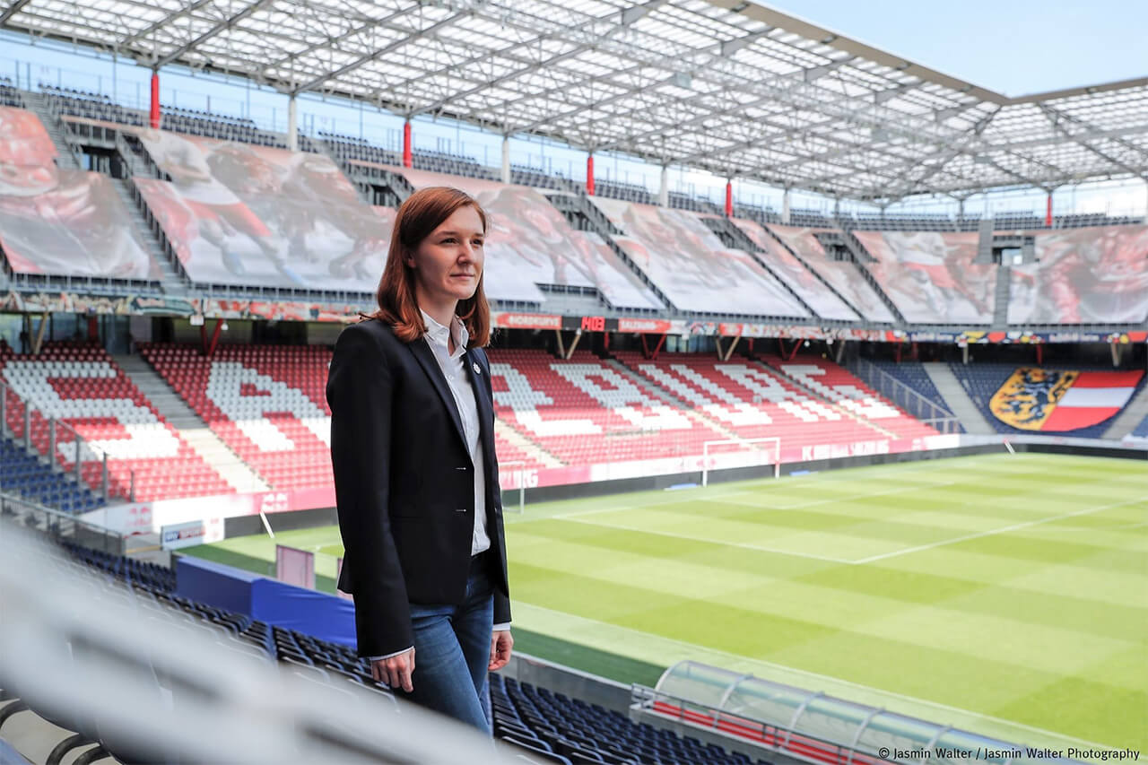 Frau im Salzburger Stadion.