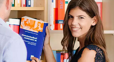 230216-SCU-Kontakt-Bibliothek-400×220 Frau holt ein Buch aus dem Bücherregal