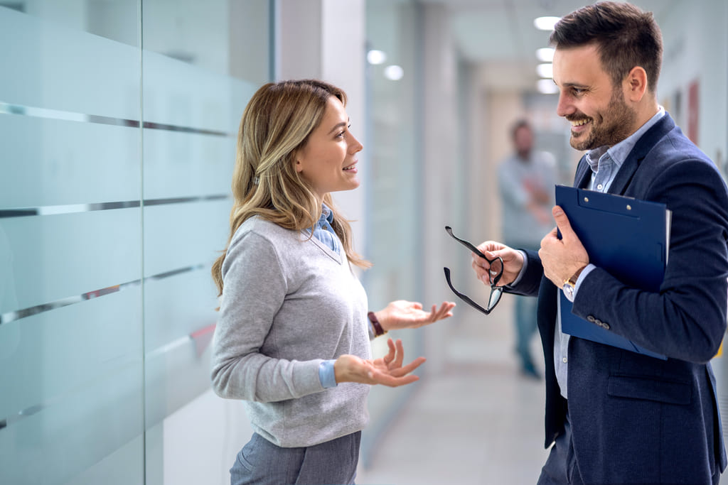fuehrungskraefte-gespraech-mann-frau_1024x683