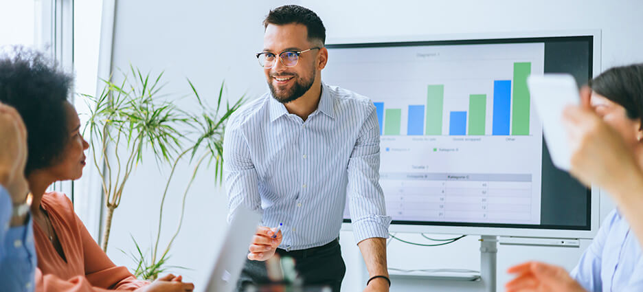 Customer Experience Manager präsentiert im Meeting Customer Experience Manager präsentiert im Meeting