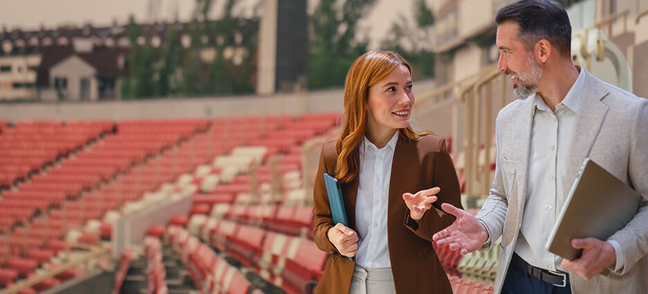 Führungskräfte im Sport sprechen im Stadion Führungskräfte im Sport sprechen im Stadion